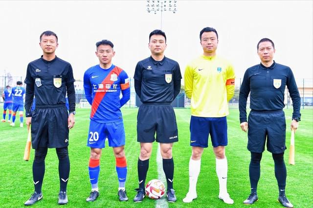 法甲德甲多队关注伊东纯也 尼斯处于领跑位置法国媒体TeamFootball报道，多支法国和德国球队有意引进兰斯的30岁进攻型中场伊东纯也。